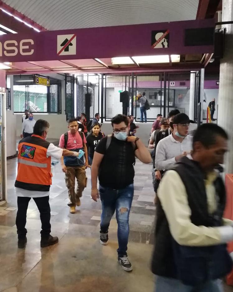 GobCDMX's tweet photo. A partir de este 17 de abril, el uso de cubrebocas para viajar en @MetroCDMX será obligatorio.

Con esta medida buscamos proteger más a quienes por alguna circunstancia deben salir de casa.

Si tienes síntomas quédate en tu hogar y manda un SMS al 51515 con la palabra "covid19". https://t.co/1LcxxeiROK