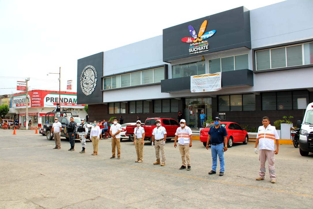 INAMI_mx's tweet photo. Personal del @INAMI_mx en #Chiapas, acompañados por @GN_MEXICO_ y @pcivilchiapas, recorrieron el municipio de #CDHidalgo, a fin de orientar a la población fronteriza sobre la contingencia del #COVID19 🦠 y evitar posibles contagios. https://t.co/Uae0IOqW0o