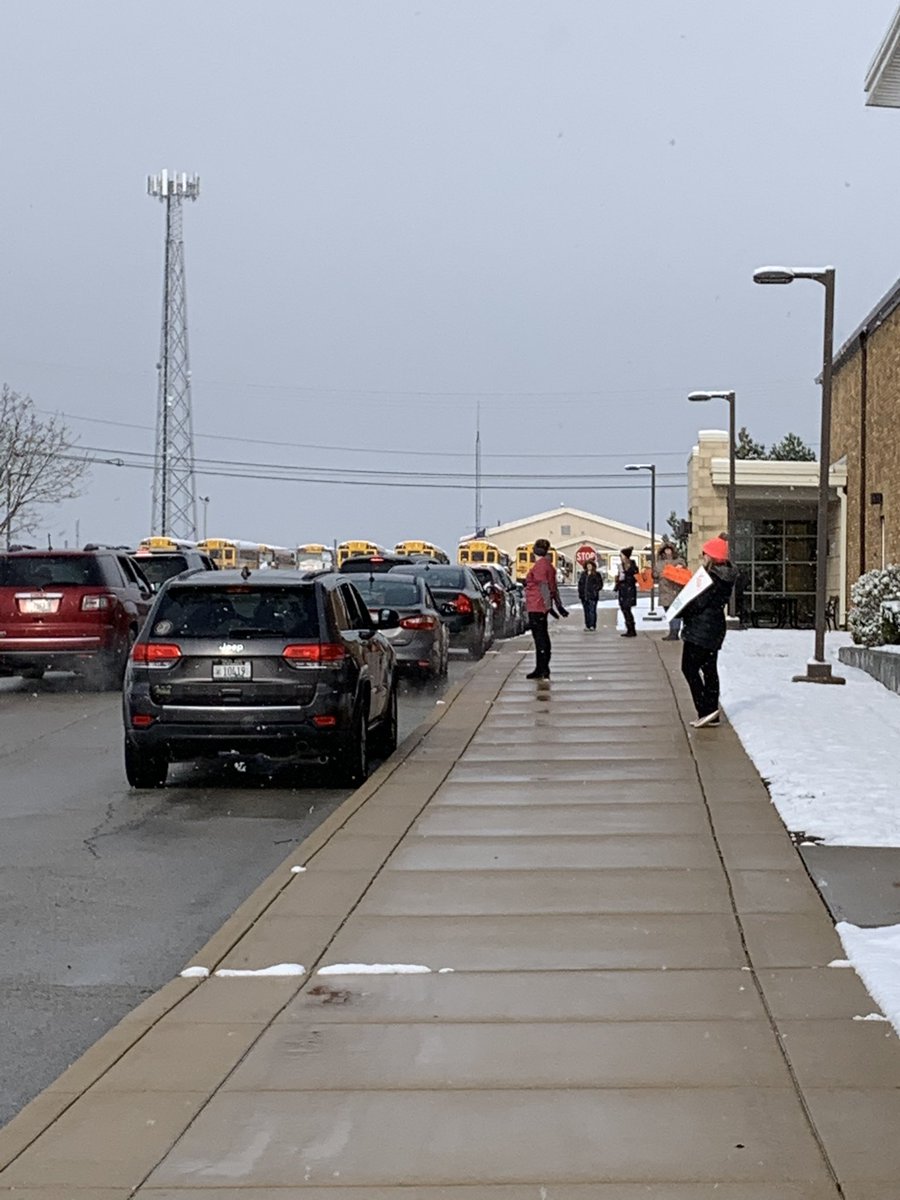 Schilling33C's tweet photo. Schilling Shout Out was a success! Families were able to pick up some instructional materials and were able to see some familiar faces. We’re very thankful that our students were able to see their teachers throughout the day. #SchillingPride #Spreadyourwings https://t.co/hUS7zMOHpB