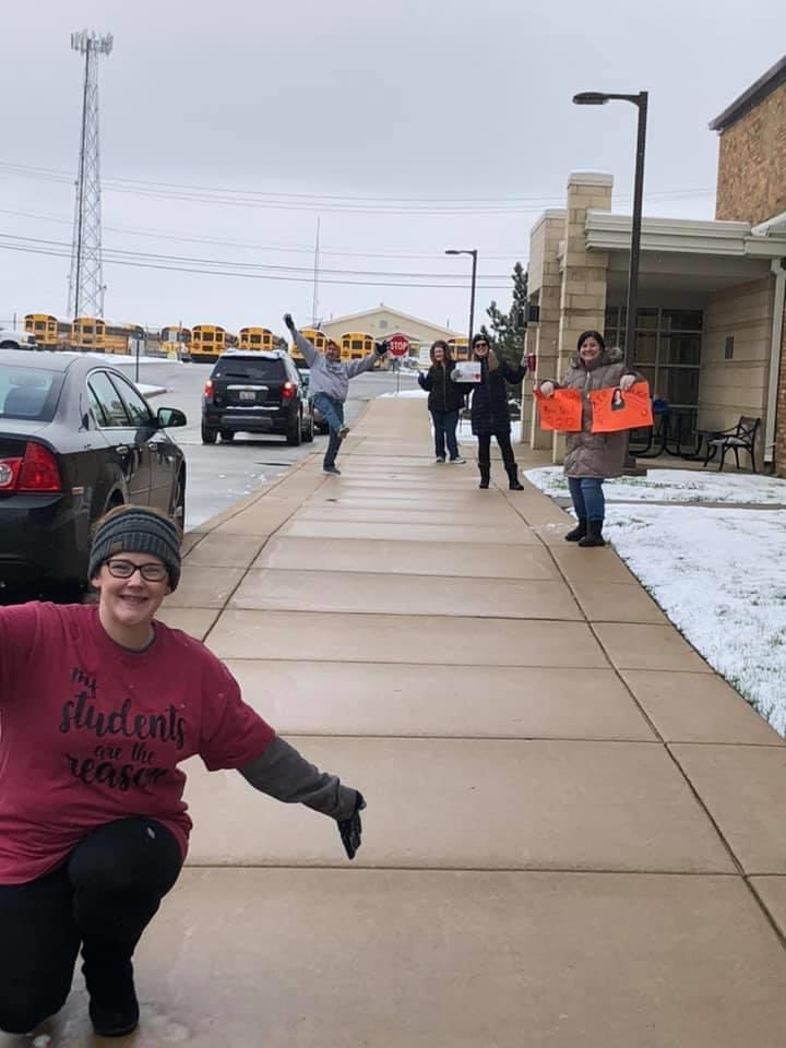 Schilling33C's tweet photo. Schilling Shout Out was a success! Families were able to pick up some instructional materials and were able to see some familiar faces. We’re very thankful that our students were able to see their teachers throughout the day. #SchillingPride #Spreadyourwings https://t.co/hUS7zMOHpB