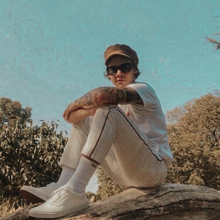 track 02; 𝐝𝐨𝐧’𝐭 𝐥𝐞𝐭 𝐢𝐭 𝐛𝐫𝐞𝐚𝐤 𝐲𝐨𝐮𝐫 𝐡𝐞𝐚𝐫𝐭. taking a long walk along the shore. seaqulls squawking. wearing an oversized sweater. paperbag shorts. damp hair. clouds covering the sun. gloomy all around. sitting on the porch listening to the waves crashing.