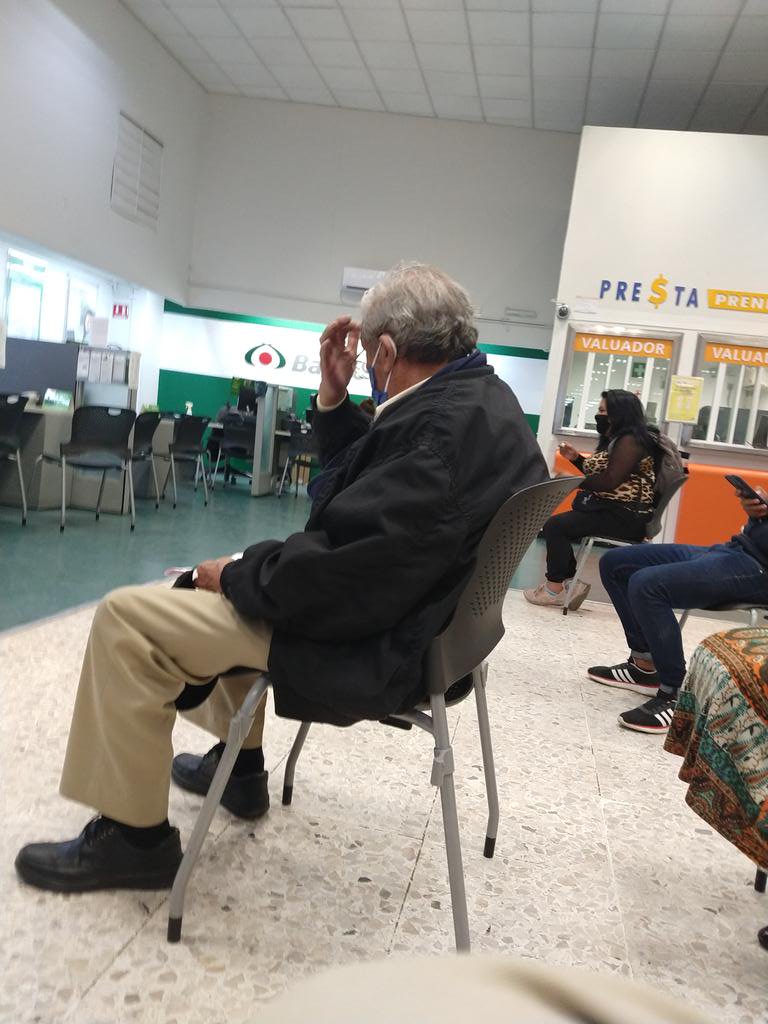 magant83's tweet photo. @BancoAzteca tienen prioridad a las personas de la tercera edad??? Sucursal Cuajimalpa CDMX solo viendo sin atender a mi abuelo para consulta de la tarjeta @bienestarmx  pero que tal esas personas que se acercan: oye una pregunta, claro tome asiento...
@AdrianRubalcava https://t.co/QfZGFNBVVr