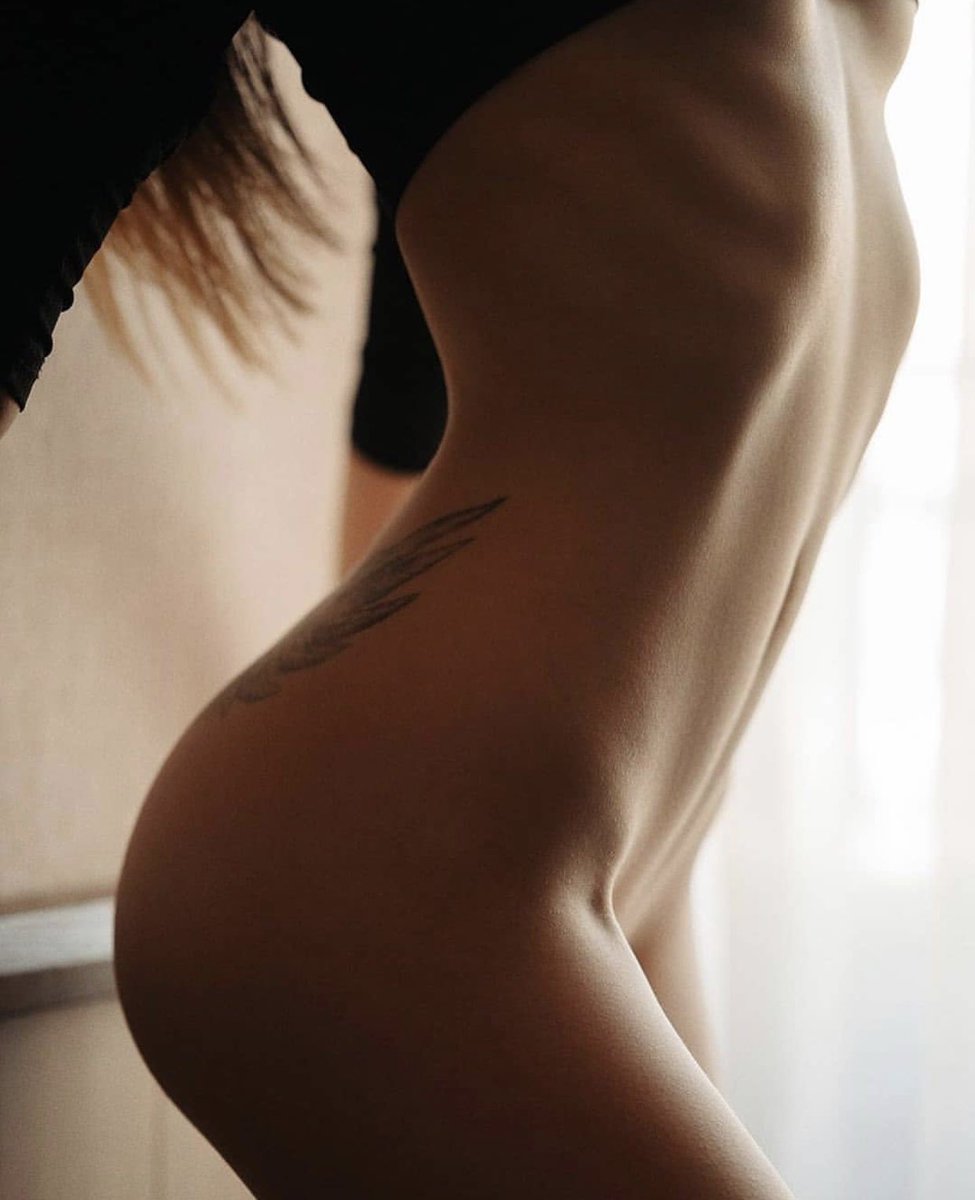 ملائكية أنا حد انتشالك من ضوضاء عالمك لتسكن جنتي، احتسي خمر أنهاري الجارية وتعبّد في محراب أجنحتي