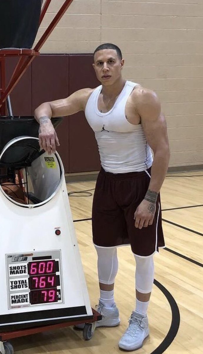 JimPeteHoops's tweet photo. @ChadHartmanShow @JonKrawczynski @fsnorth Watching Mike Bibby during this #WolvesClassic game reminds me how much he looks like @JonKrawczynski  since he retired. https://t.co/nNYQmnOzei