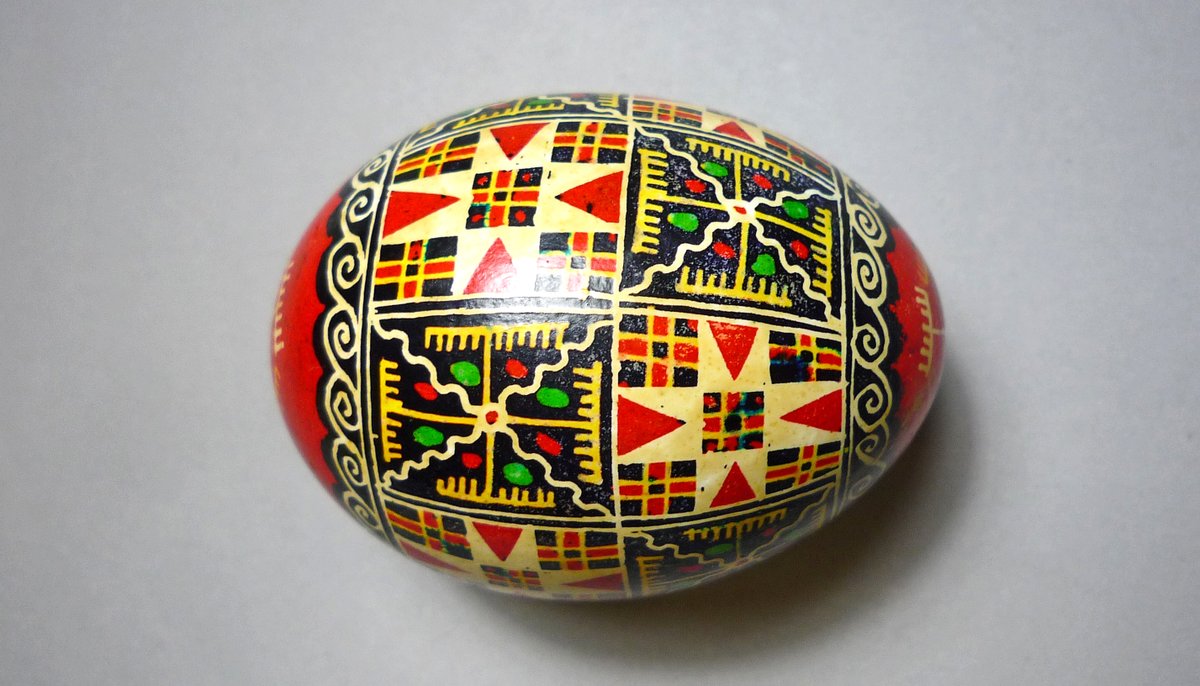 judy_rudoe's tweet photo. Time for a coda to my #EasterEgg A-Z @britishmuseum: these intricate designs are by a 20-year old student nurse in #Halifax #Yorkshire in 1972. From a #Ukranian #immigrant family, he learnt the art as a child, &amp; gave these eggs to #folklore scholar Venetia Newall 1/3 https://t.co/86T0LIThsy