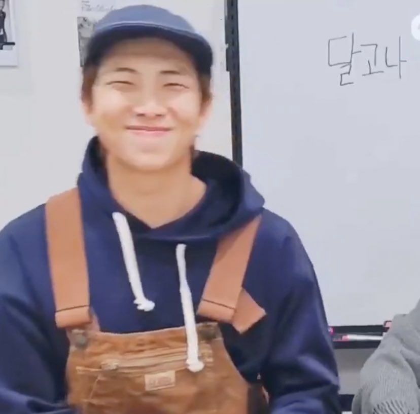 loeylvng's tweet photo. ok but ngl my first thought when i saw his thought was ‘he looks like handy smurf’ IS IT JUST ME https://t.co/eb5ljgM1uM