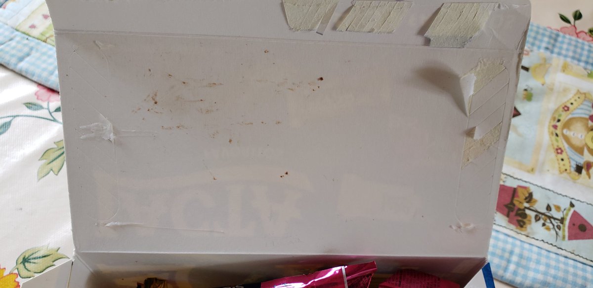 Você não imagina a decepção de uma pessoa ao abrir uma caixa de bombom lacrada em plena #quarentena e se deparar com um bombom que aparenta estar mordido. Triste viu <a href="/Lacta/">Lacta</a> e <a href="/MDLZ_BR/">Mondelēz Brasil</a>. Está faltando controle de qualidade. #chocolateslacta #lacta #mondelez #lancy