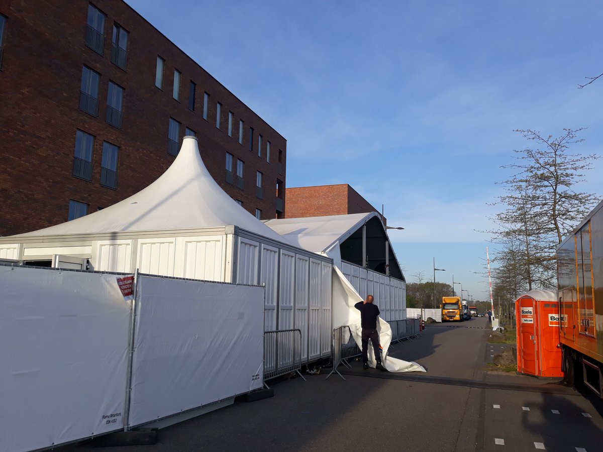 Bernhoven's tweet photo. Er is gestart met het afbreken van de triagetent bij de SEH @Bernhoven. Veel succes vandaag #sterkermetelkaar #coronavirus https://t.co/xOdAsvHUM2