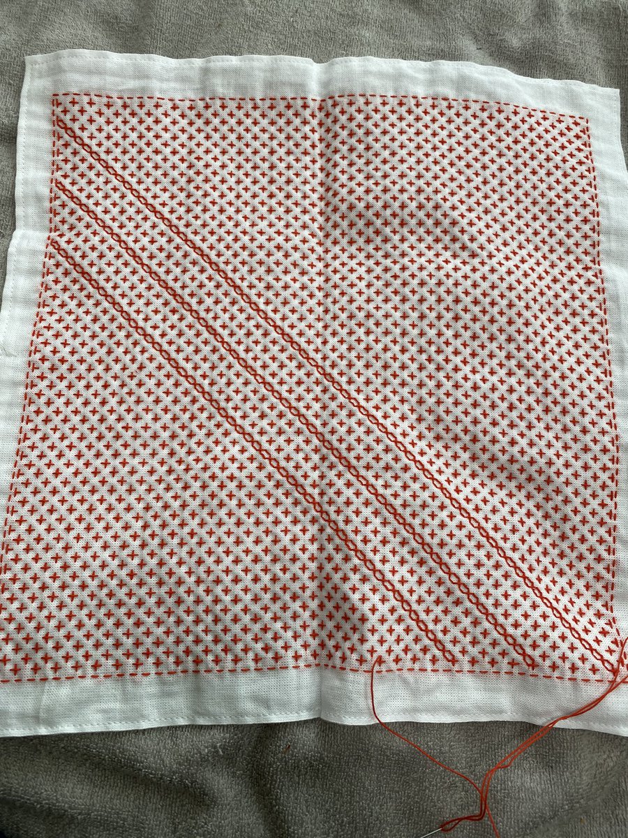 Sho 4歳息子と0歳娘 刺し子の花ふきん 下書きなし 一目刺し 何を刺してるかシークレットにしてましたが もうわかりますよね やっぱりこの図案 かわいいぞ 斜めはあっという間に終わりそうです T Co Zyb8fparrg