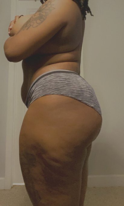 Imagining running your 👅 thru all these dips and curves 😜 RT and follow for more ➡️onlyfans in BIO⬅️