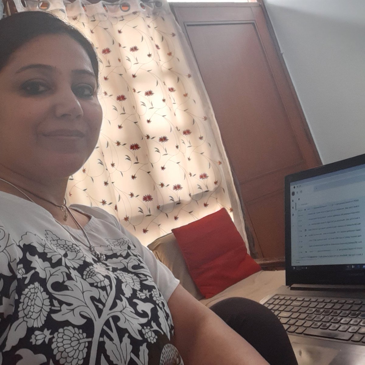 sujatavidu's tweet image. The write - site. Keeps changing.But this is the most favourite spot. If you guessed it...shhhh till I find a better place🦋🌎🏝

#amwriting #writingtable #mywriting #amreading #amhome #Delhi #writingcorner #writinglife #IndiaLockdown #author #authorlife