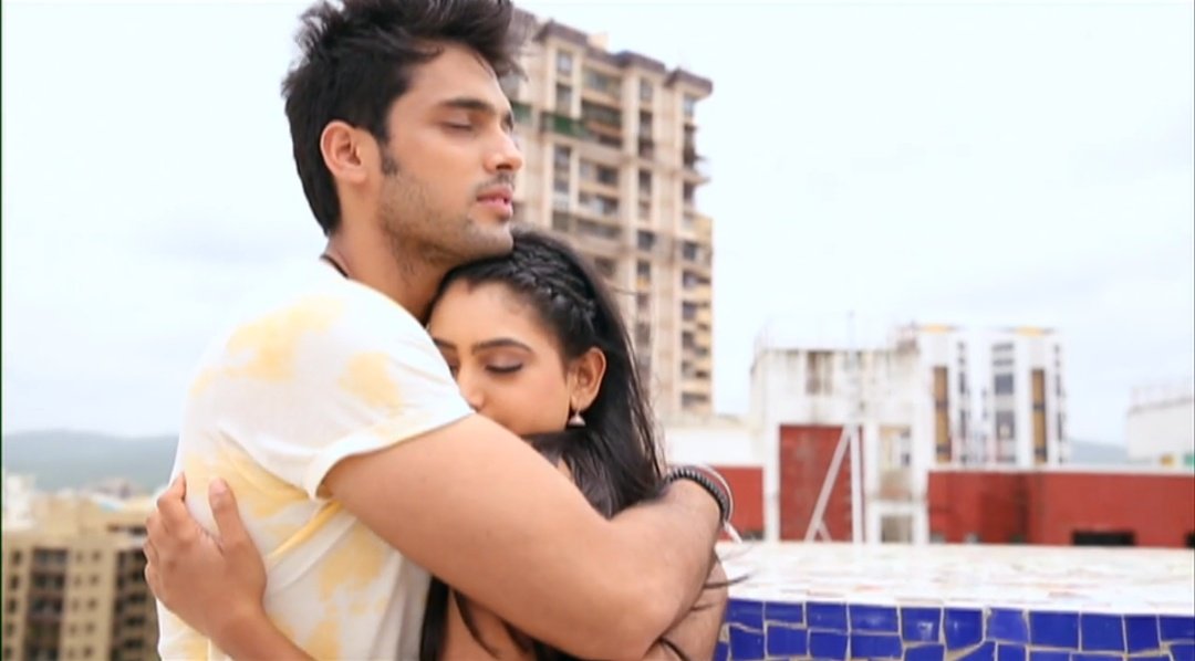 nodaayman20's tweet photo. Manik is hella proud of his girl, even I am. She is so understanding and that's what I love to see. 
#KaisiYehYaariaan #MaNanLivesOn https://t.co/3125g2QF67