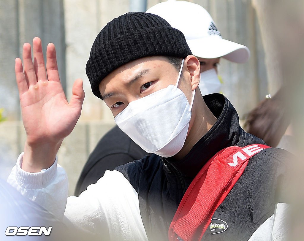 theseoulstory's tweet image. All the best to WINNER Seung Hoon for your military enlistment! Serve well, stay healthy &amp;amp; we'll see you again soon 💪 #WeGotYourBackSeunghoon