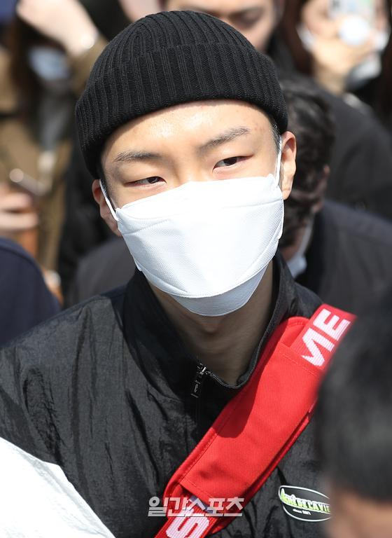 theseoulstory's tweet image. All the best to WINNER Seung Hoon for your military enlistment! Serve well, stay healthy &amp;amp; we'll see you again soon 💪 #WeGotYourBackSeunghoon