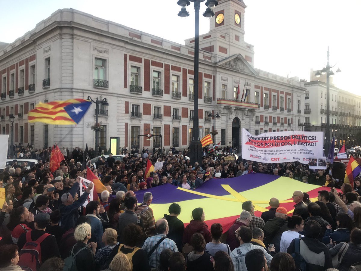 soyunservivomas's tweet image. Daniel Gallardo es gaditano residente en Getafe y tiene 22 años, fue detenido el 16 de octubre tras la concentración en la Puerta del Sol de Madrid contra la sentencia del “procés”. Hoy cumple 6 meses en prisión preventiva por solidarizarse con el pueblo catalán.

#DaniLibertad✊🏻