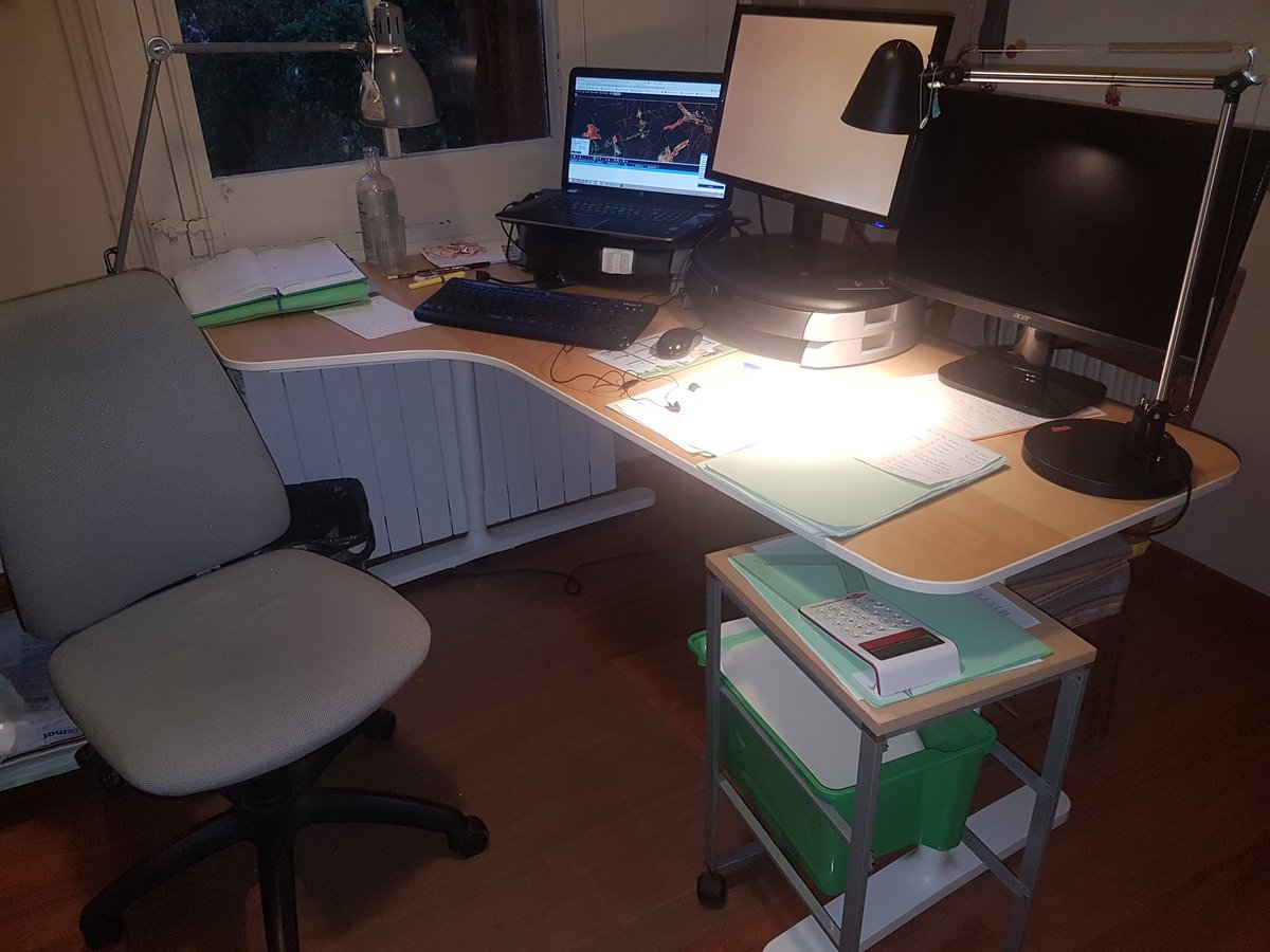 Agroassessor's tweet photo. Així tenim taula de treball aquest matí després d'una jornada #maratoniana més de #confinament #campanyaDUN per #hangouts #Skype #googleMeet 😉 ens reinventem cada dia #PDRcat https://t.co/IQFjSsVosx