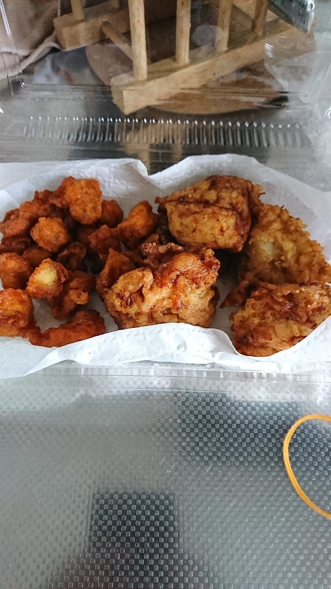 reirou_reirou's tweet photo. 夜のおつまみはこれ！実は撮る前にちょっと食べちゃって一つのパックにまとめました(笑)
ASAMADEのお持ち帰りの唐揚げと軟骨唐揚げ！スペアリブは実家に取られました…
さぁて仕事残ってるけどちょっと飲もうかな❕
#テイクアウト #出前 #ASAMADE #茨大 #茨城 #水戸 https://t.co/msHtTKjIMy