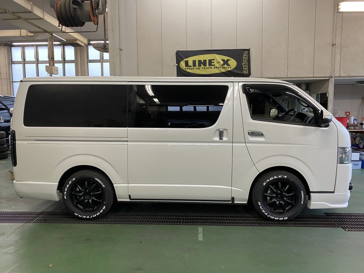 ハイエース専門店flexdream仙台東 先月ご納車させていただきましたh様の新車 ハイエースバン ダークプライム を カスタムさせていただきました バンパー交換により純正リヤステップを無くし フラットな見栄えに変化 カーボンバランサーを装着し より