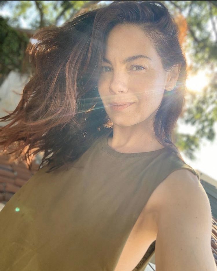 Muscling thru this week with a little help from my friends. <a href="/xkarla/">x karla</a> #humpday #happyornothour 💪☀️🍺