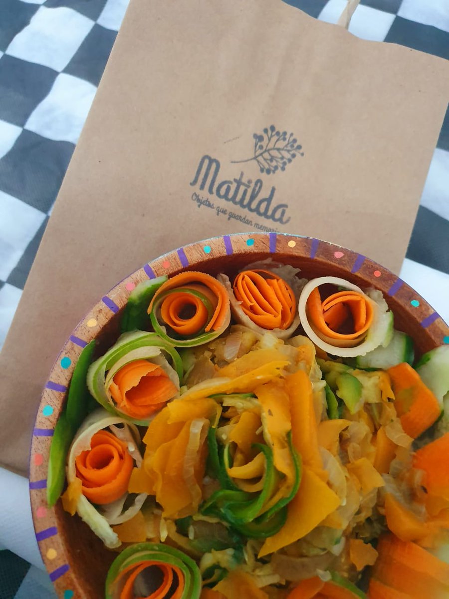 MatildaDeco's tweet photo. Este cuenco espectacular se fue para contener esta ensalada de locura! Fideos, zuccini y zanahoria 
#cuencos #cazuela #ensaladassaludables #pintadoconamor #salado #emprendedores #ArtesanoEstamosContigo #algarrobo  #pintadoamano https://t.co/4SLHMWLycS