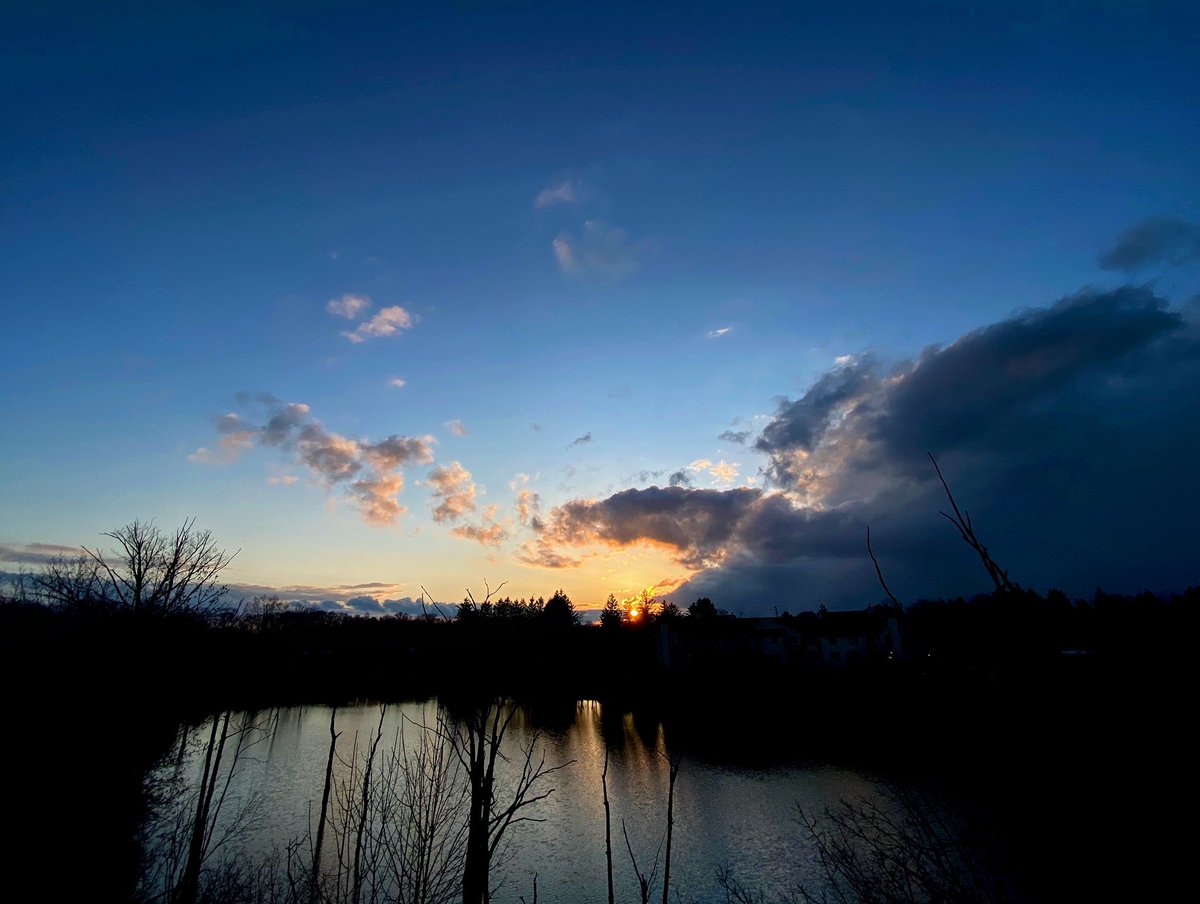 risapr1's tweet image. Tonight's #sunset. 🌅💙🧡💛
#sunsetreflection #woosah

#sunsetoverthewater #sunsets #sunsetlovers #sunsetlover #sunsetphotography #sunset_pics