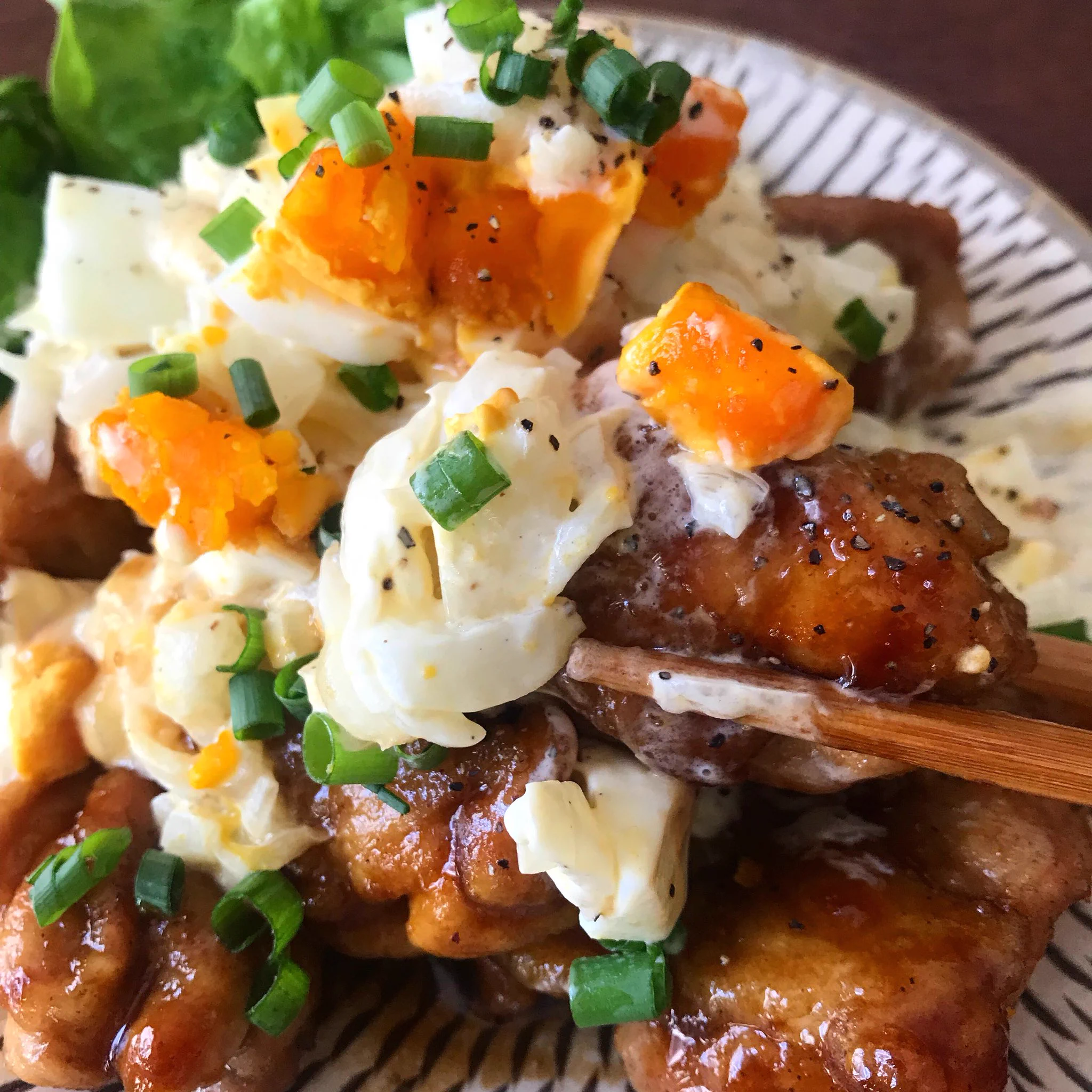 どこにでもある材料で簡単にできる。【新玉タルタル甘酢チキン】めちゃくちゃ美味しいから是非。