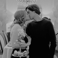 bravelittleg's tweet photo. #ripbughead #bughead 😔🤧here to make everyone emotional like me https://t.co/ThCQt9equl
