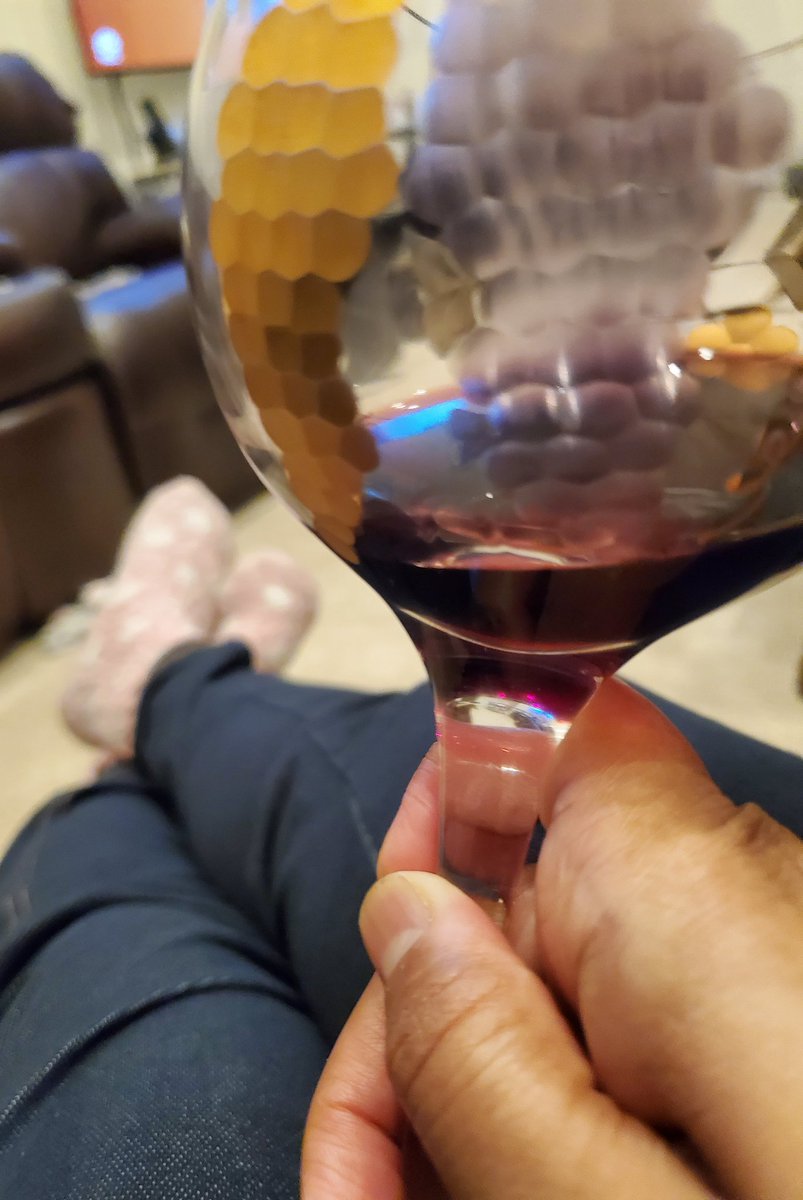 KhanaMadeEasy's tweet photo. @thepinksociety_ @DavisWines @boozychef @mohrorless @jflorez @DivaVinophile @WineCheeseFri @wineNweather @cabernetfanc @rr_pirate @WineOnTheDime @talestrellis @AmandabearL @bobstelling #pinksociety Relaxing with a glass of #Paxis red blend tonight. https://t.co/rjyLZ5ojMC