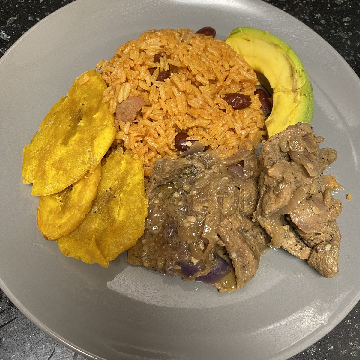 Arros con habichuelas, steak smothered in onions, fried plantains & I had to throw some avocado in there! That’s a taste of what goes down in the Diaz kitchen! #CookingWithEmpire @OneNYNJ @TeamEmpire_NYNJ @MaxAcevedo8