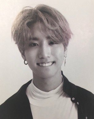 thread of han jisung smiling cause i’m sad