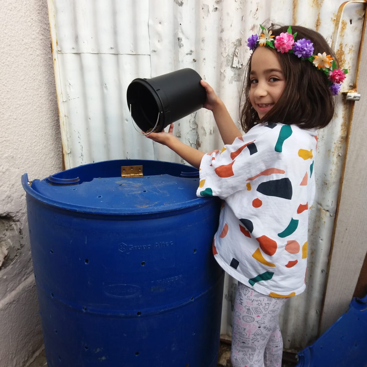 SilvioZRomano's tweet photo. En nuestro hogar reducimos nuestra generación de #Residuos Domésticos  haciendo #compost con la Fracción Orgánica. Eso si, con toda topitud !!!!  #YoComposto #CompostarEsUnaPapa #MesDelCompostaje #economiacircular #RSU https://t.co/gtZfXAQNhg