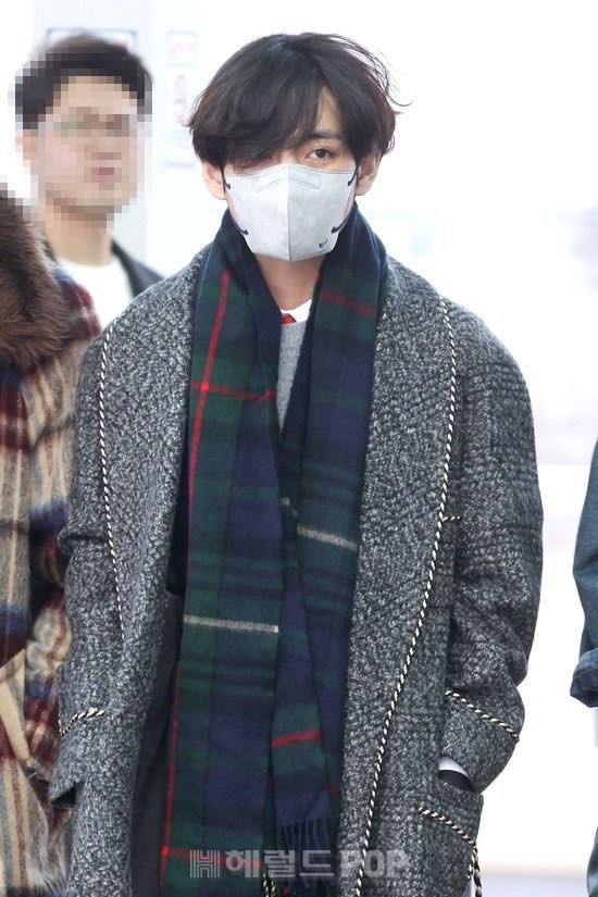 taehyung’s iconic airport fashion: thread