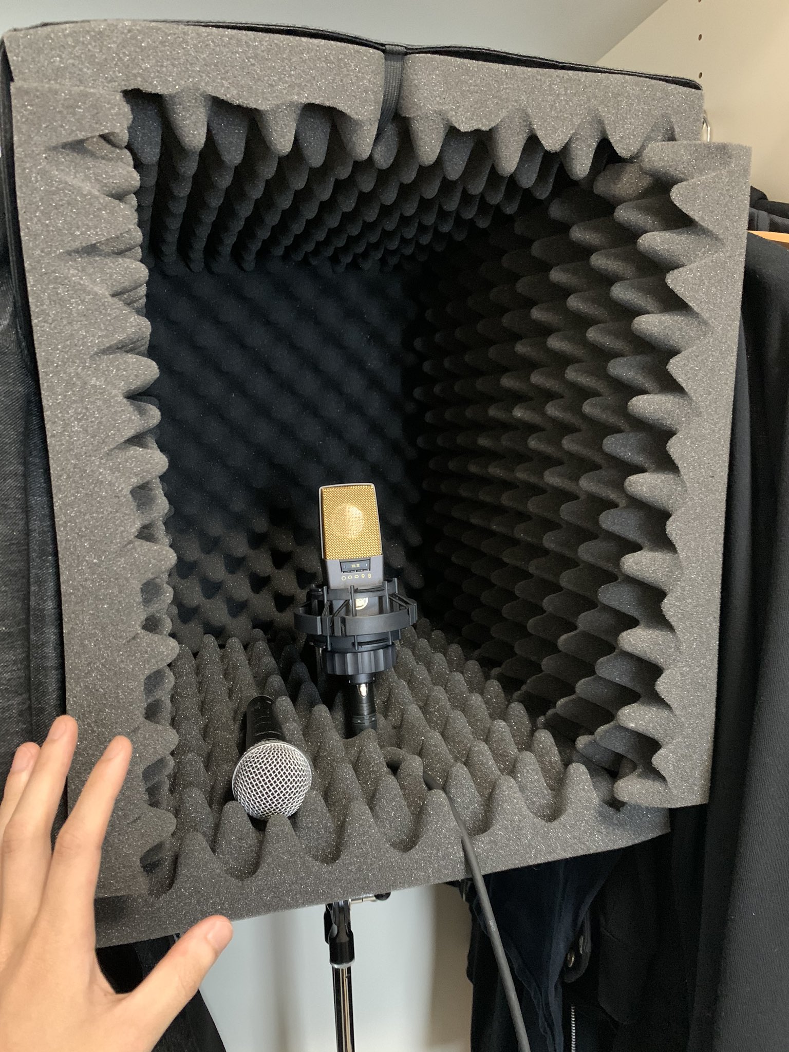 鬼龍院翔 ゴールデンボンバー カラオケボックスが営業してなくて大声を録れなくなったが自宅のクローゼットに簡易防音室が爆誕した これでそこそこの歌やセリフは録っても苦情は来ない はず