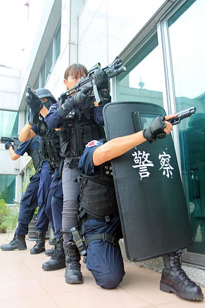 台湾の霹靂小組 警察特殊部隊 の取材に行ったら 特殊部隊の訓練に参加することになった上に それが台湾と日本でニュースになったことかな フォロワーの8割が体験したことなさそうなこと さばなび