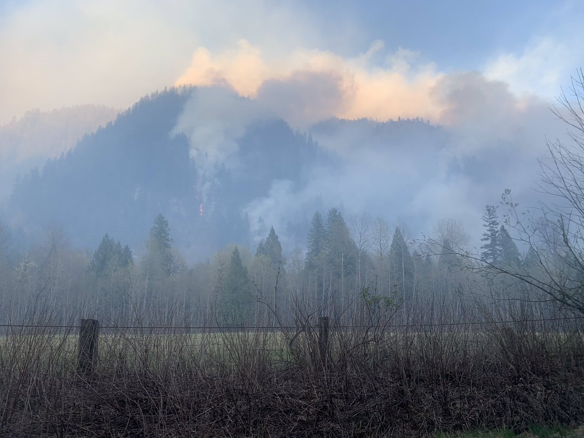 SquamishRCMP's tweet photo. Update SVF: Roadblocks in place but we are having loads of traffic coming up please do not come by car, bike, or foot!  Spot fires everywhere and equipment needs to come in. Fire is very active heading over the ridge southeast. #squamish #squamishvalley https://t.co/BnplOAlqet