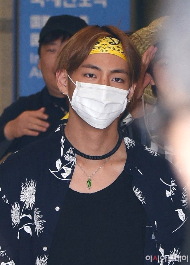 taehyung’s iconic airport fashion: thread