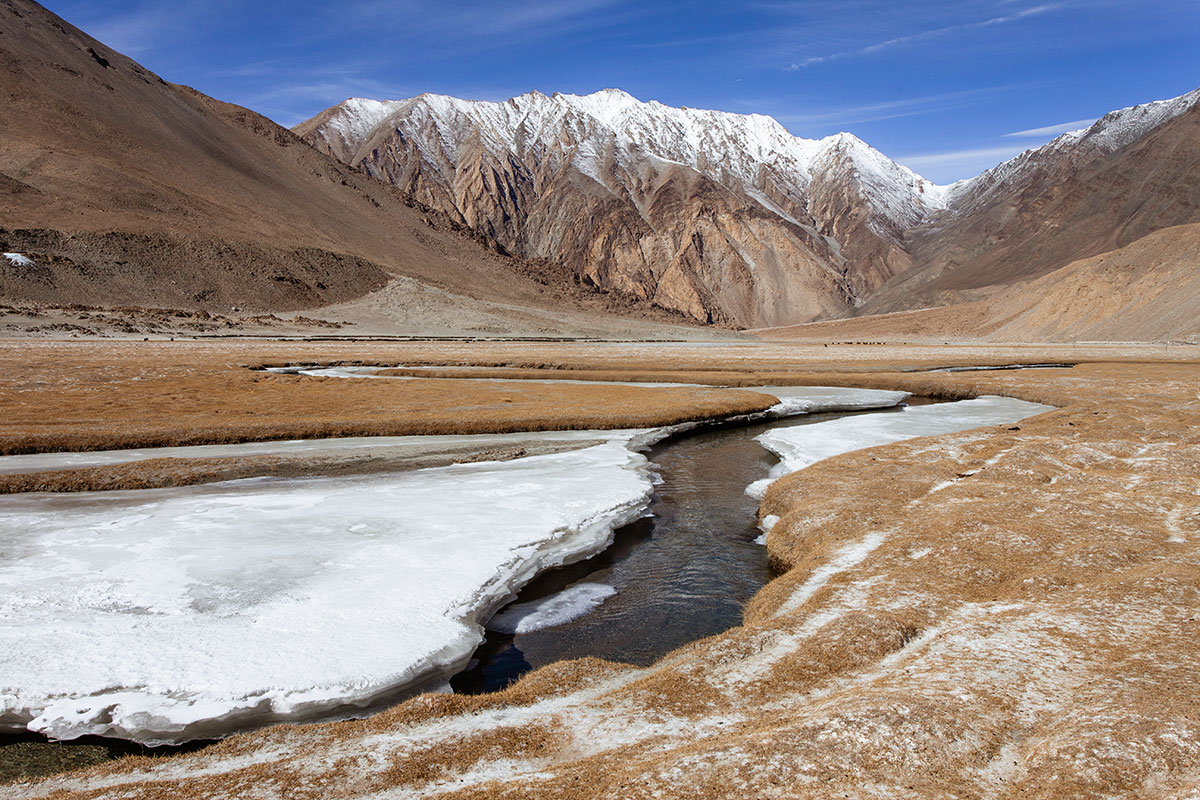 The first time I arrived at this place, I couldn't contain my excitement. We stayed there for hours, watching the cold water flow amidst the ice, photographing the mountains, and talking to shepherds who passed by. The shapes in the ice made by water took me to a fantasy world...