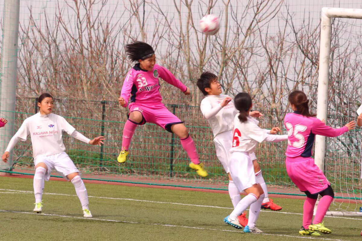 武庫川女子大学サッカー部 本日から選手一人一人の面白い写真を載せていきます 4回生 背番号33 服部紗英 ボールよりもジャンプに目がいきます