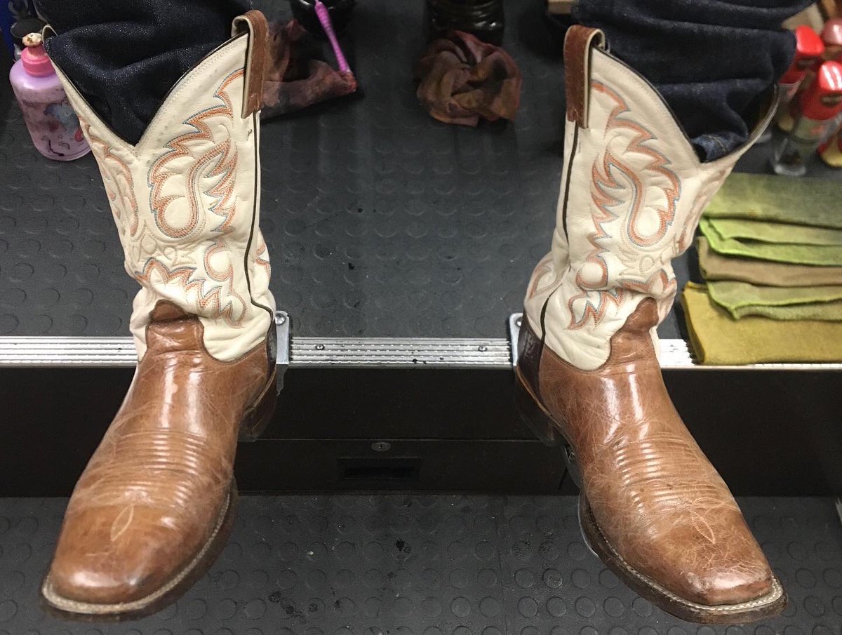 cowboyshine's tweet photo. The little things always make the biggest difference! #beforeandafter #cowboyshine #bootshine #theprofessionalshiner #thebestshiner #dfwshiner #shineyoursole #shineyoursoul #bigdifference #littlethingsthatcount #justaprofessionalpolish #shinebright #samedayservice #boots #shine https://t.co/xLV5ycr27O