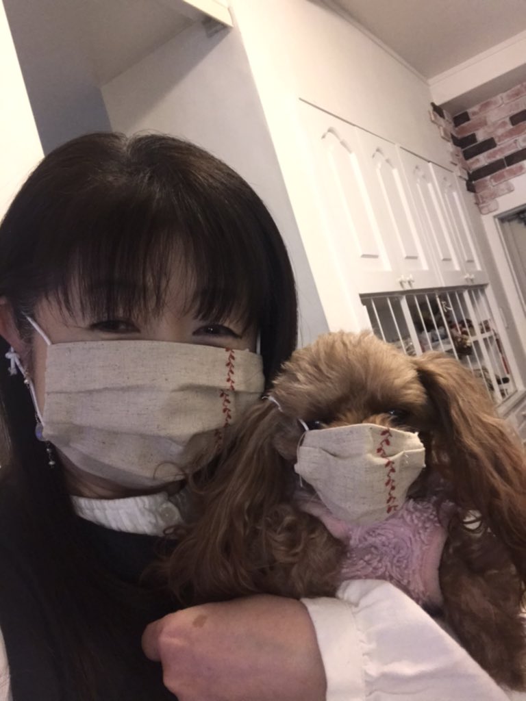 chiko_choko1's tweet photo. モモとお揃いの手作りマスクです。家の中で、楽しい時間を探しています。
(ワンちゃんにマスクは、可哀想なので、すぐに外してあげました) https://t.co/3XoCYxi3lI