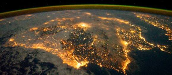 世界の大都市を上空から撮った写真

と

世界の大都市を宇宙から撮った写真

どっちが好きですか？？