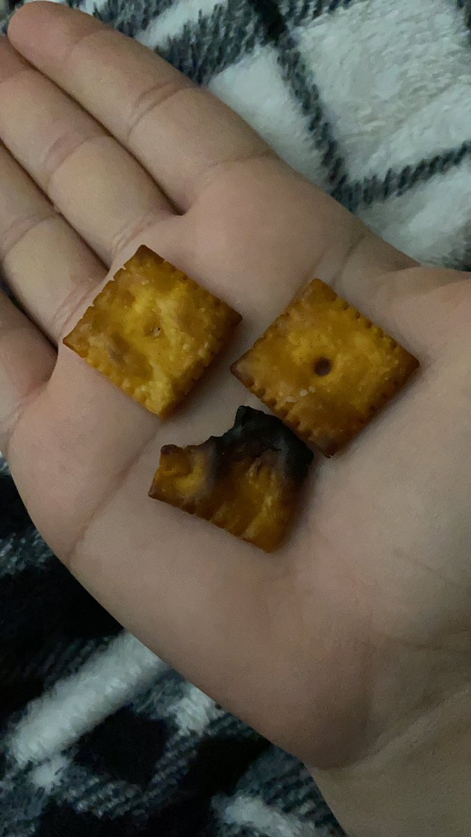 Alexandreax3's tweet photo. So glad I spent money on this box of @cheezit  what a waste. The whole box is basically like this. Idk of I’ll buy another anytime soon if this is what they are popping out. https://t.co/RUS88EGZKj
