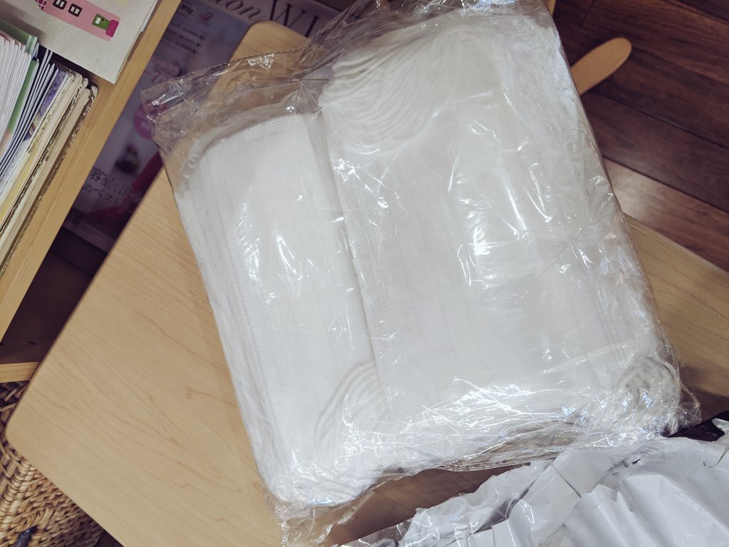 SoongMama's tweet photo. ⚠️身に覚えのないマスク⚠️
⚠️要注意⚠️
義母宛に元払いで届いた荷物。
懸賞が当たったのかと義母が開けた所マスクが入ってた。
怪しすぎるので送り状の電話番号にかけてみると…
『通販会社から頼まれて送っただけ』
『お友達からのプレゼントではないですか？』
とカタコトの日本語。
『警察行きます』 https://t.co/FQXpUFSv1R
