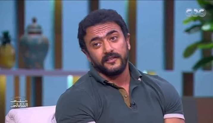 - اول مشهد أحمد العوضي كان طالع مع مني الشاذلي من فترة ومني الشاذلي فتحت معاه موضوع تجربته مع قصة حب كانت موجودة قبل مايبقي مشهور وينجح وسألته لو عندك استعداد تتكلم في الموضوع 
رد عليها بكل ثبات لا عادي ! 
وخُلاصة اللي قالوا إن هي مستحملتش فترة عصبيته فـ إختار انه يمشي