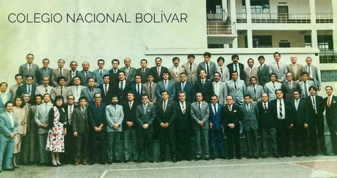 vhernandezdels's tweet photo. Cuerpo Docente del Colegio Nacional Bolívar de la ciudad de Ambato por los años 1989-1990. https://t.co/fj1dNsRyBd
