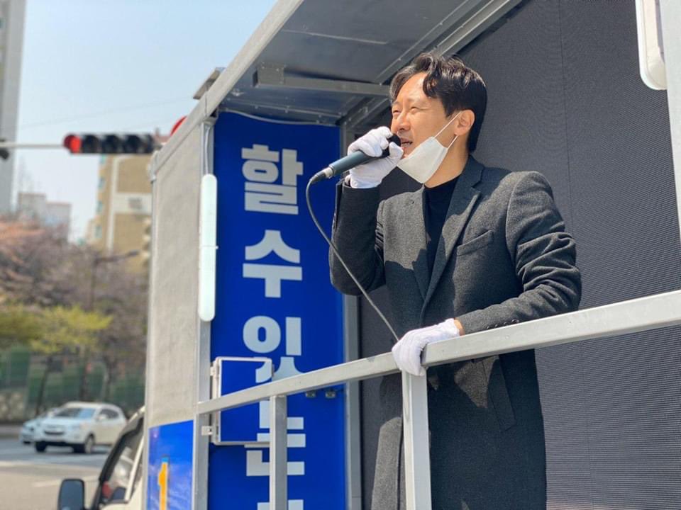 용인시민들께 감사인사 드리고 있습니다.선거운동하며 무수히 다닌 거리이지만 이제는 더욱 무거운 책임감을 갖고 지나게 됩니다. 

실망시키지 않겠습니다.
책임지겠습니다. 

#이탄희 #용인 #구성동(언남동_청덕동) #동백1_2동 #마북동 #보정동 #죽전1동 #상현2동