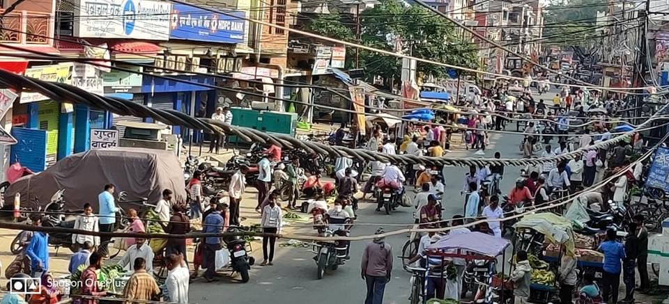 amit7627's tweet photo. @maharajganjpol Sir nautanwa me koi bhi lock down ka palan nahi kar raha hai aap se nivedan hai ki kadi se kadi karwahi karnay ki kripa kare. Ye hai nautanwa bazar ka nazara.. https://t.co/SP48L95qyo