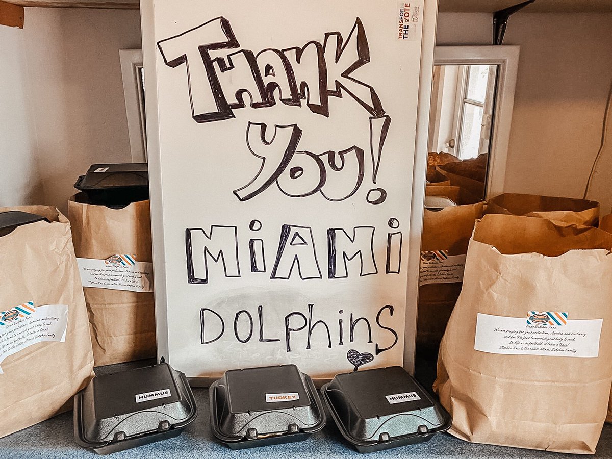 jasonljenkins's tweet photo. .@MiamiDolphins bringing meals provided by @GridironGriller, @Bokampers, @brusroom and #shulas to #FootballUnites partner #ariannascenter #community https://t.co/6dyYIM8sO5