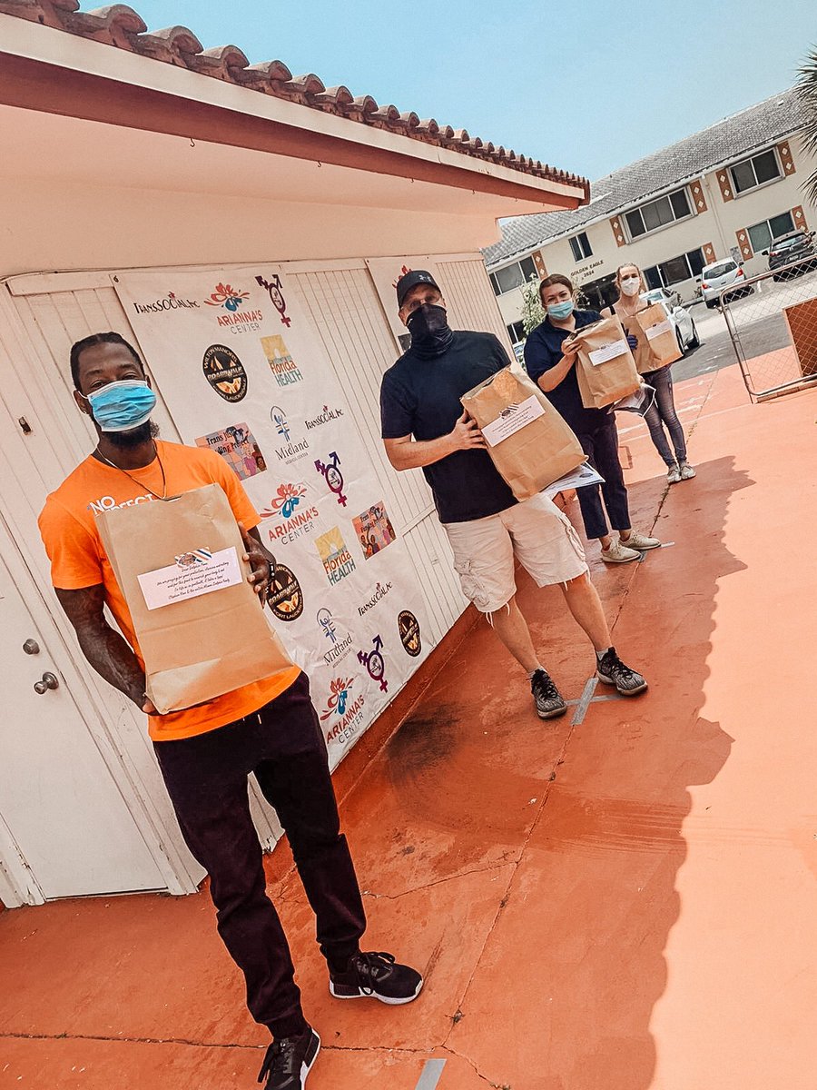 jasonljenkins's tweet photo. .@MiamiDolphins bringing meals provided by @GridironGriller, @Bokampers, @brusroom and #shulas to #FootballUnites partner #ariannascenter #community https://t.co/6dyYIM8sO5