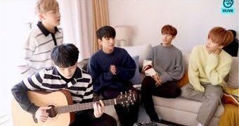 Men with guitar are so freaking attractive. #Seventeen edition a thread..